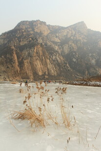 冬日冰封河畔 枯草伴远山