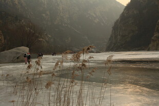 山间溪流旁的徒步者
