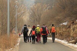 冬日徒步队伍行进在路上