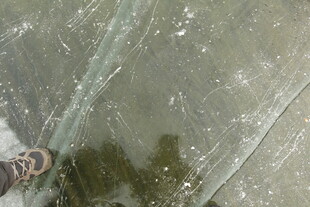 地面水渍与鞋印特写