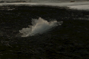 海浪拍击激起白色浪花