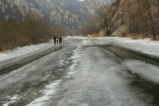 冬日冰路徒步景象