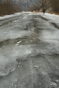 冰封道路尽显冬日景象
