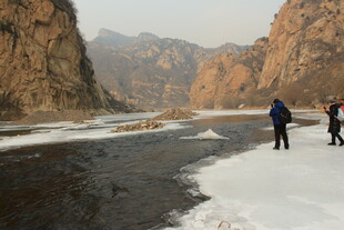 冬日峡谷徒步场景