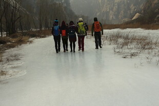徒步者在冰雪小道上前行