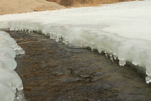 溪边冰层景观