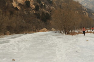 冬日雪覆山谷景象