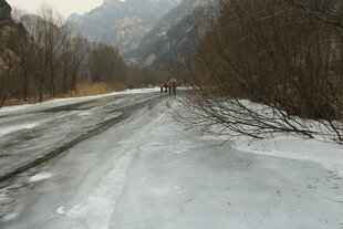 冬日雪覆山路景象