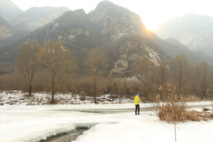冬日山间独行景