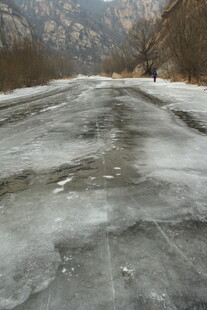 山间结冰的空旷道路