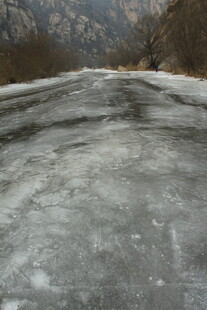山间结冰的道路景象