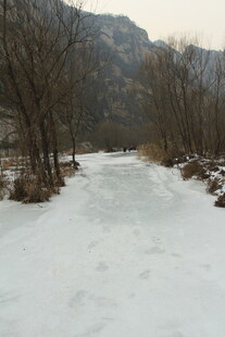冬日山间雪覆小路景象