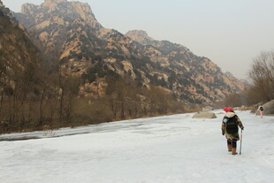 雪地徒步者与远山美景