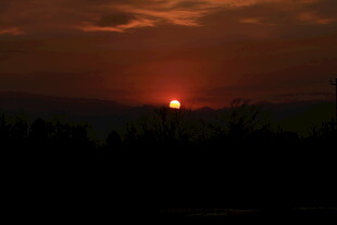 夕阳西下 天际染成红晖