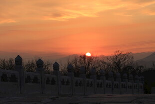 夕阳下的城市轮廓