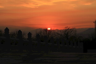 夕阳下的墓地轮廓