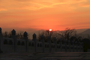 夕阳下的墓地景观