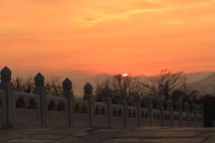 夕阳下的墓碑群景