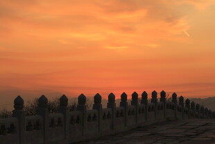 夕阳下的古建筑轮廓