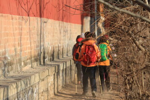 户外徒步旅行者结伴前行