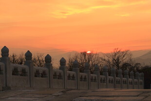 夕阳下的中式建筑景观