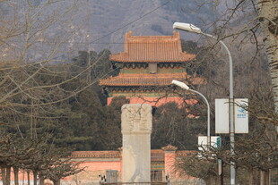 中式古建筑前的石柱景观