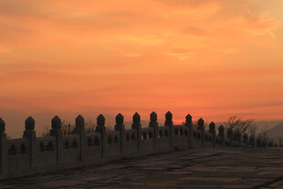 夕阳下的古老石像群