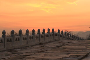 夕阳下的古老建筑栏杆