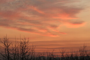 日落时分的绚烂天空景象