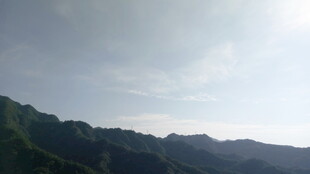 山峦蓝天的自然景致