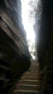 狭窄石缝中的阶梯通道