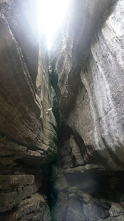 狭窄峡谷间的自然奇观