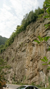 山间路旁的陡峭岩石