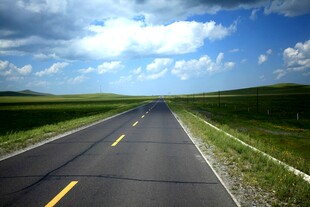 草原上的宽阔公路