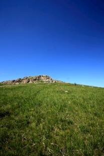 草原山丘蓝天美景