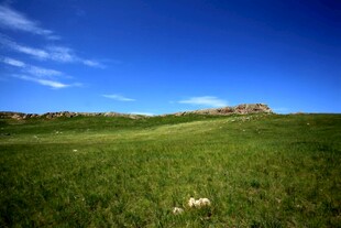 广袤草原上的蓝天美景