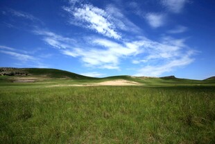 广袤草原与蓝天白云美景