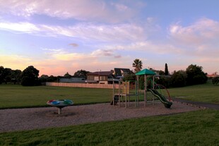 黄昏下的儿童户外游乐场景