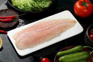 新鲜龙利鱼搭配多样蔬菜