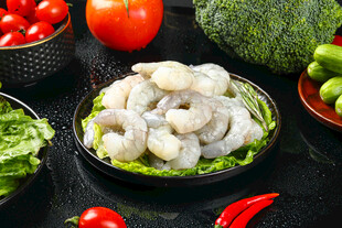 新鲜虾仁与多样蔬菜搭配