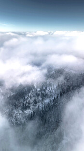 云海之上的壮丽山峦