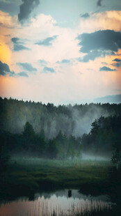 晨雾中的湖光山色