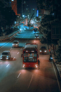 城市夜间繁忙街道景象