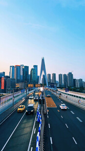 城市公路与远处摩天大楼