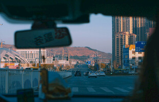 车内视角看城市风景