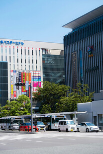 城市商业区的建筑与车辆