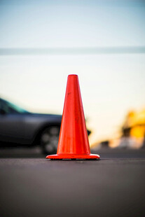 道路上的橙色交通锥