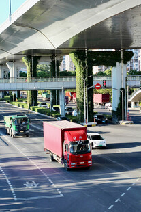 城市道路上的红色货车