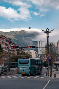 城市街道中的公交与远山