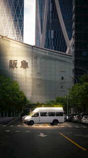 城市街道旁的白色车辆